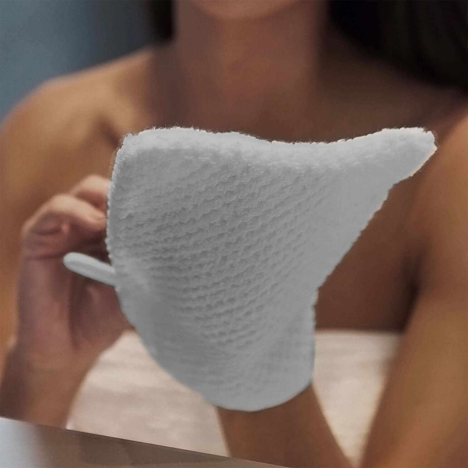 Novotel Glove, a textured body exfoliator, perfect for luxurious spa experiences and daily skincare routines.