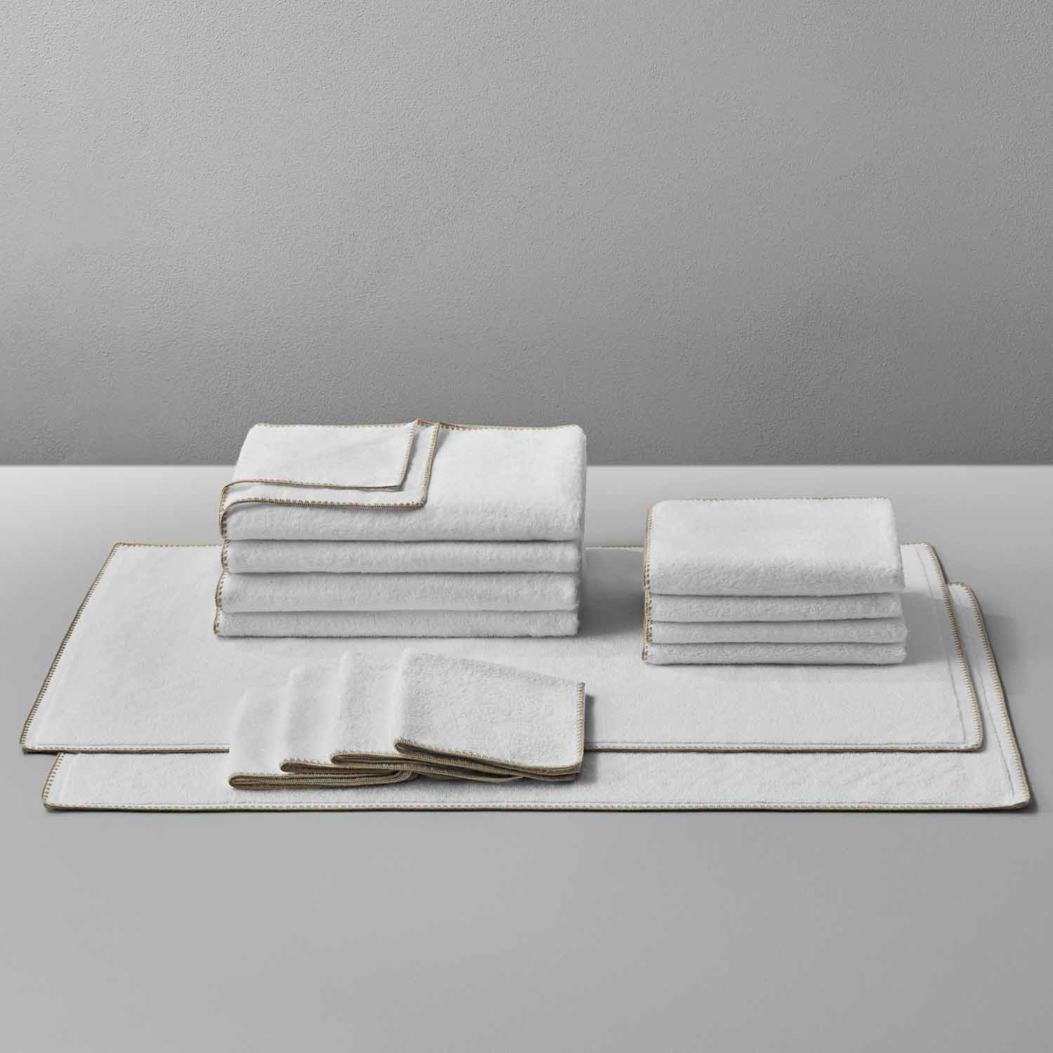 Bordado towel set with sand trim, featuring space-saving design, eco-friendly wash/dry efficiency, and organized storage.