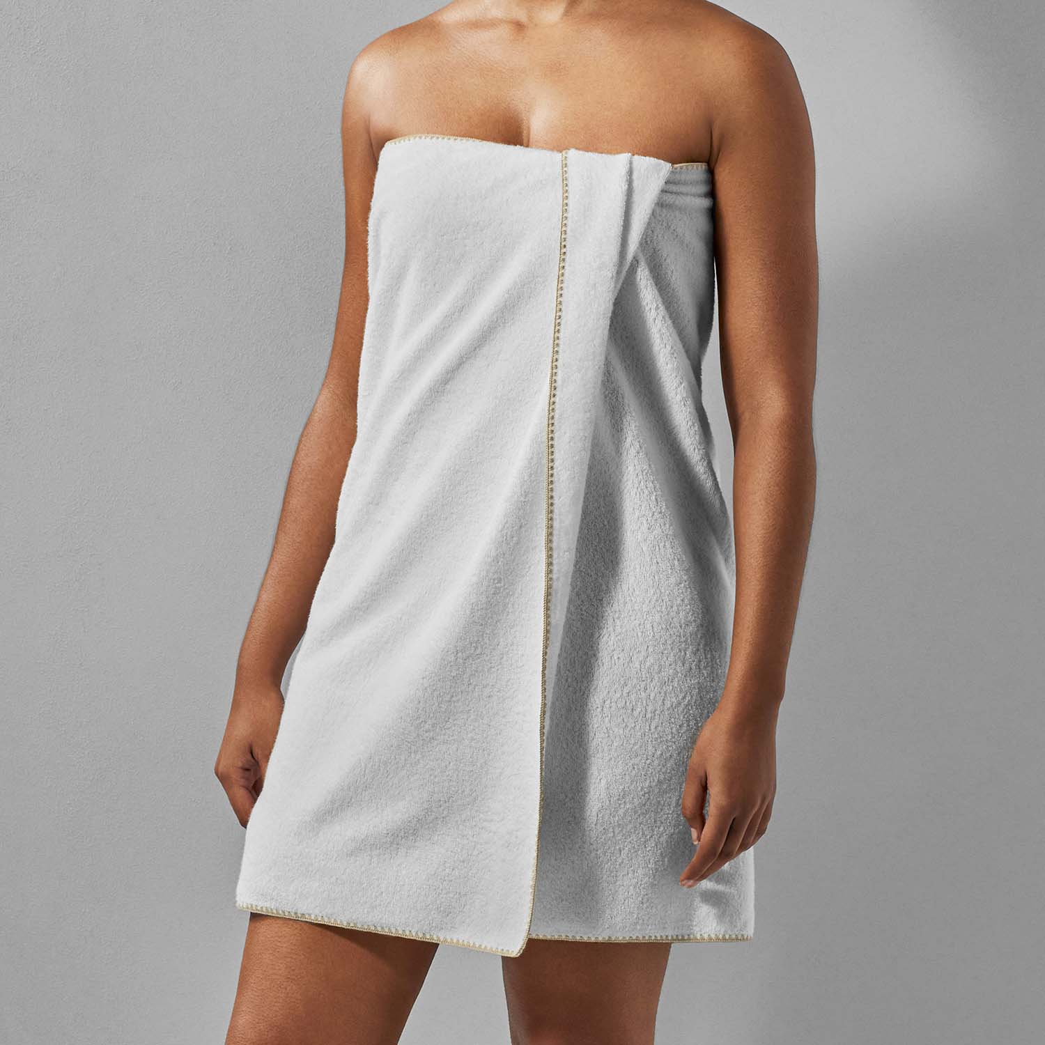 Bordado Towel in sand trim, space-saving design, using 40% less water and electricity, ideal for efficient storage.