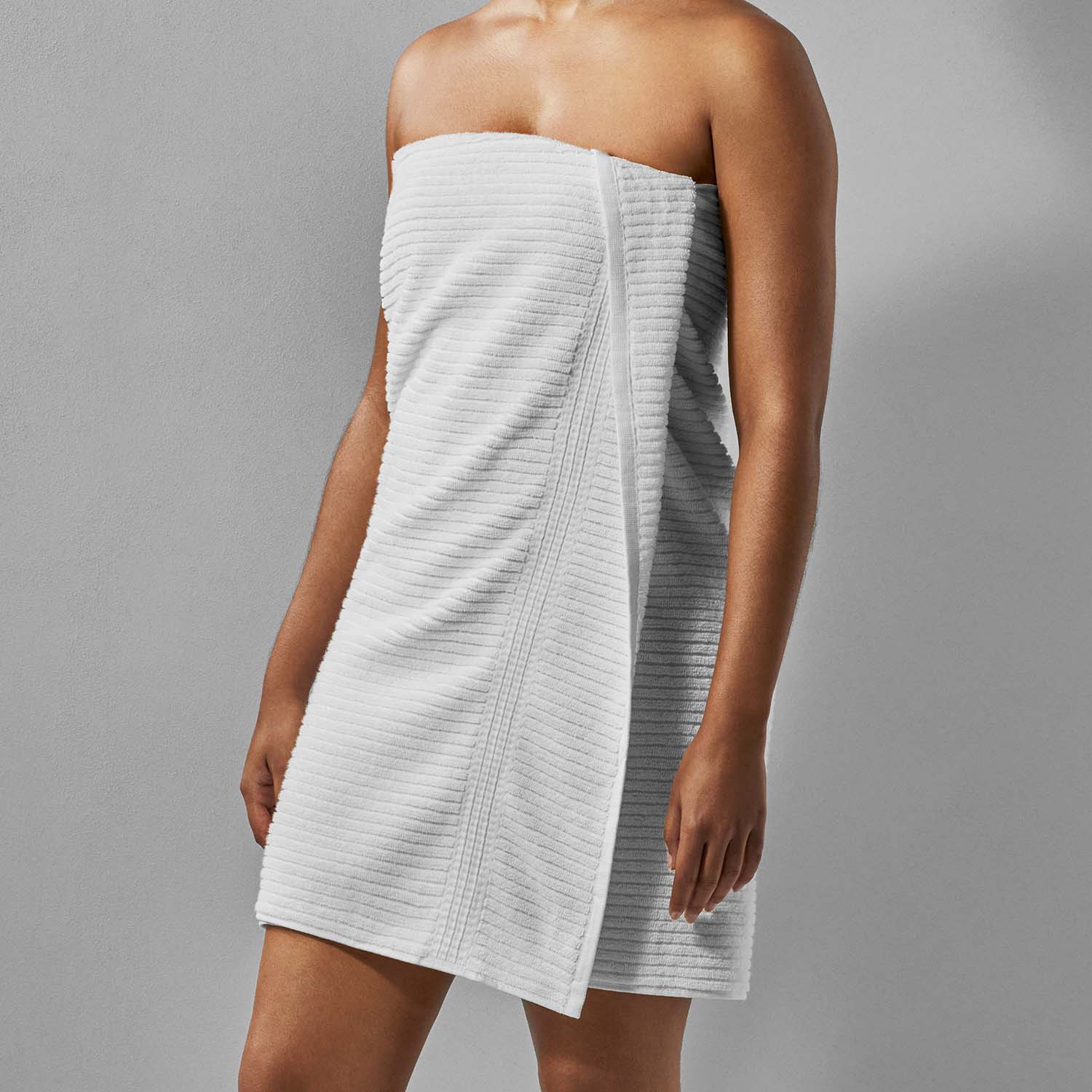 Canelado Towel in light gray, perfect for daily spa rituals at home, providing comfort and style.