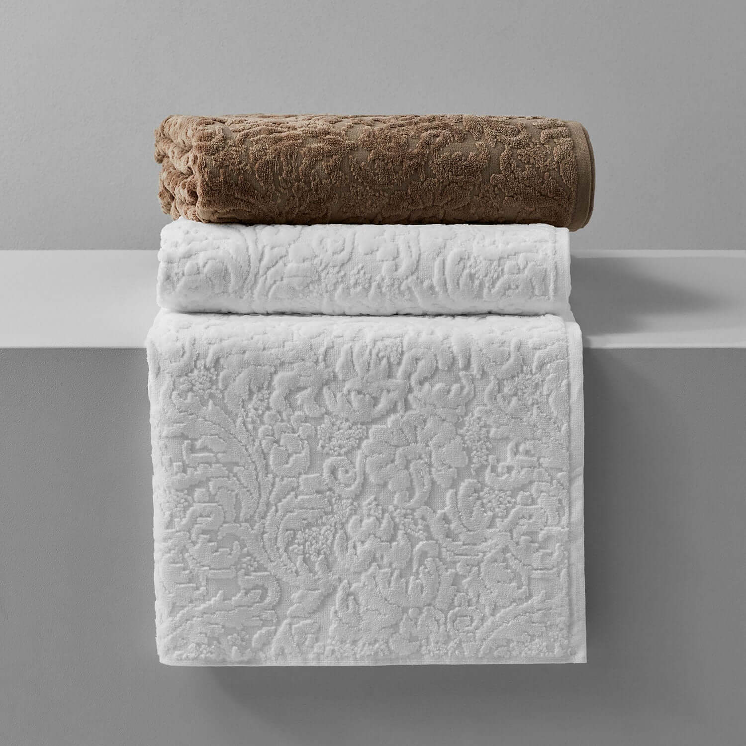 Baroque blanket in chocolate and white, featuring plush velour and detailed floral patterns, ideal for luxurious comfort.