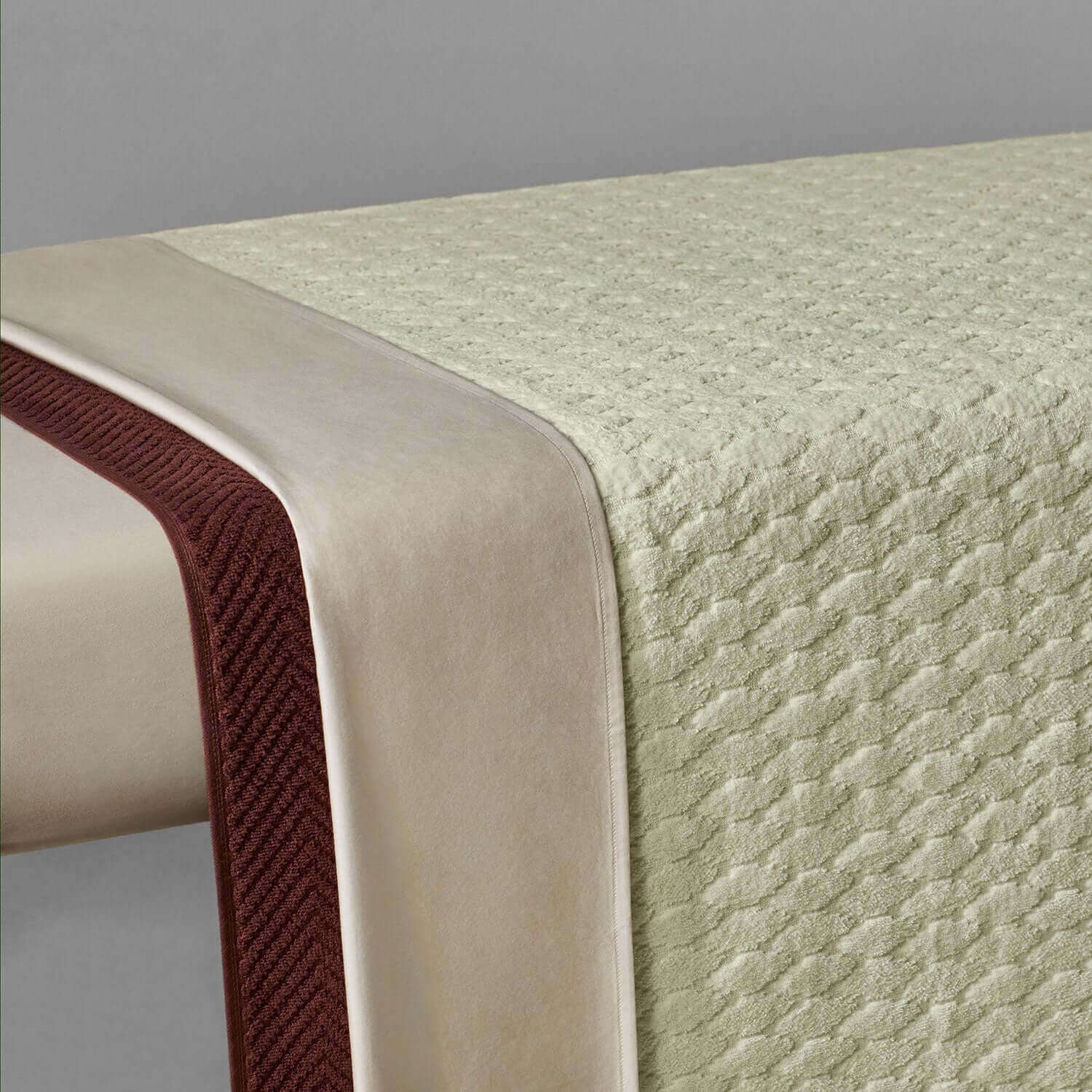 Velour blanket in soft natural color with jacquard pattern, ideal for décor, picnic, or beach outings, machine washable.