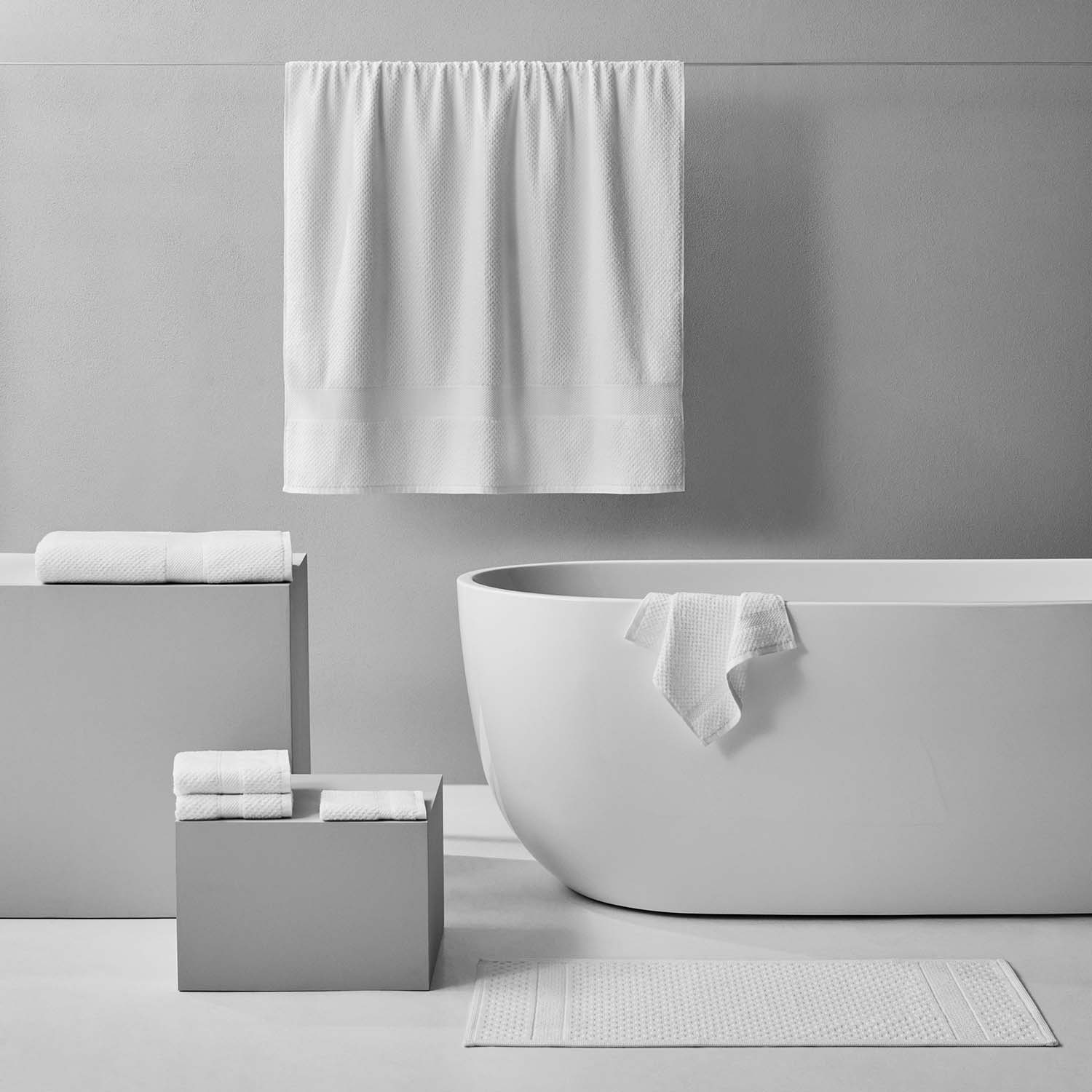 Minimalistic bathroom featuring Novotel towels, showcasing luxury and performance in 100% sustainable Brazilian cotton.
