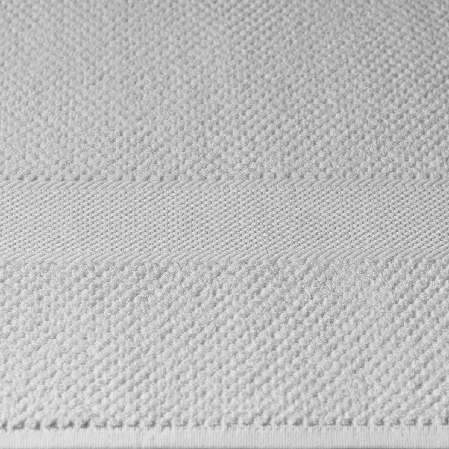 Novotel towel made of 100% long-fibre Brazilian cotton, showcasing textured design for sporty luxury and high performance.
