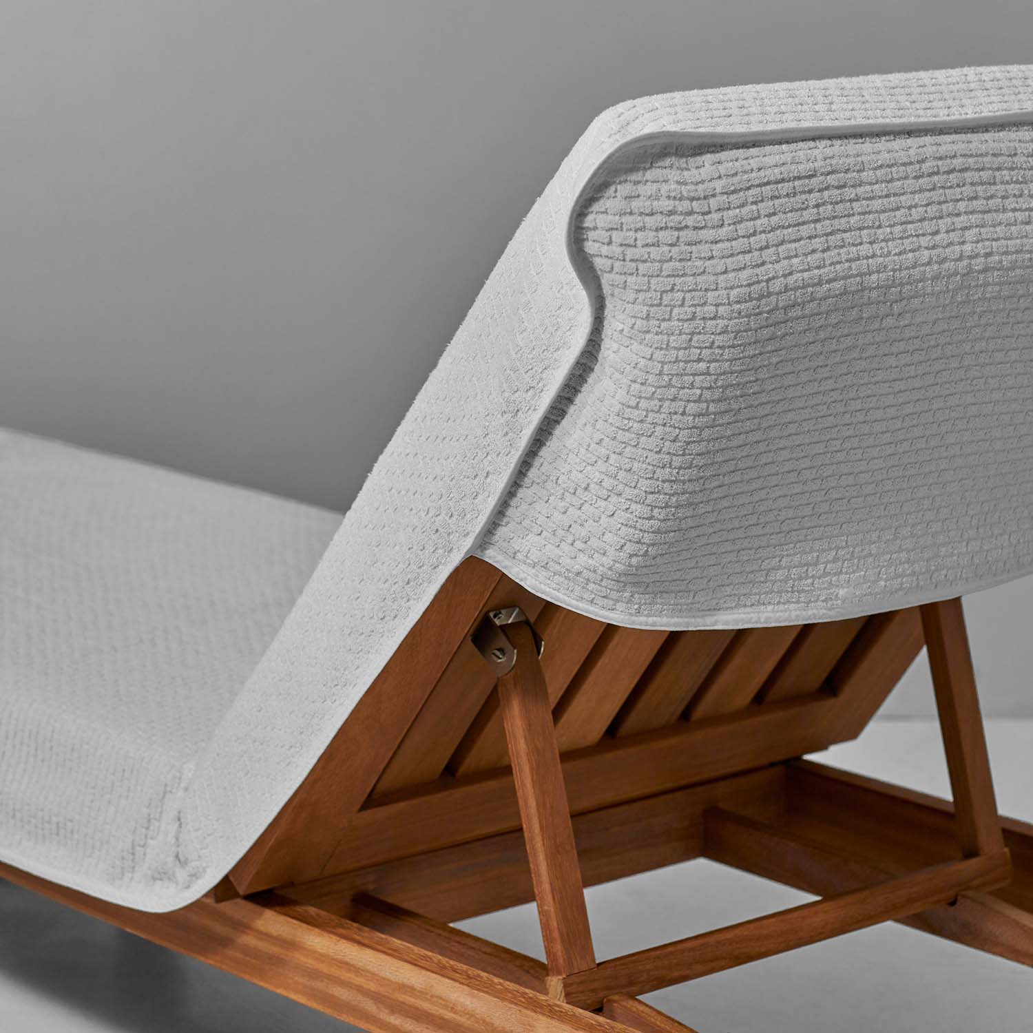 Canelado Lounge Chair Cover in textured white cotton, designed for non-slip comfort and style on poolside lounges.