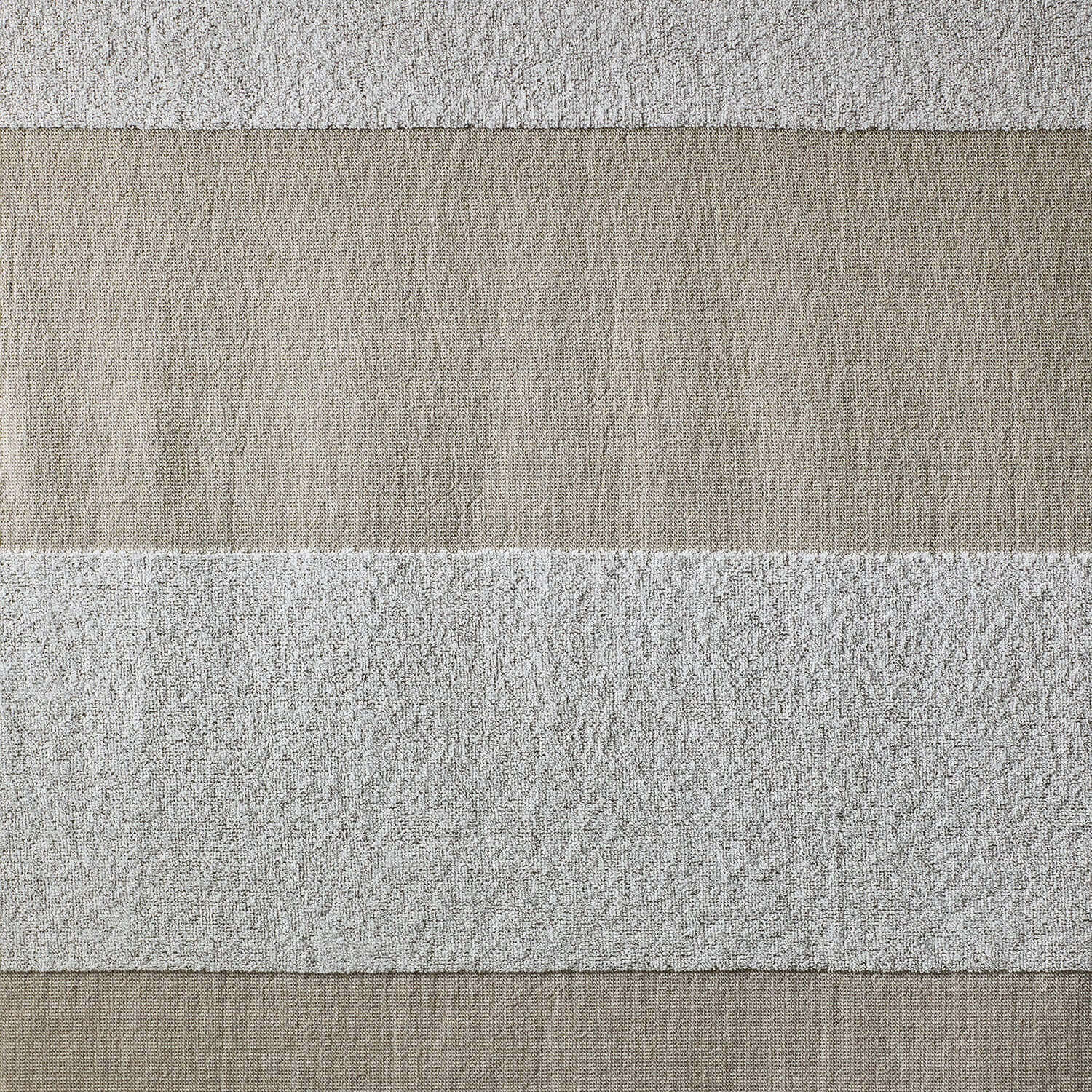 SOL striped towel in eco-friendly design, ideal for beach, pool, and sports use. Soft, absorbent, and space-saving.