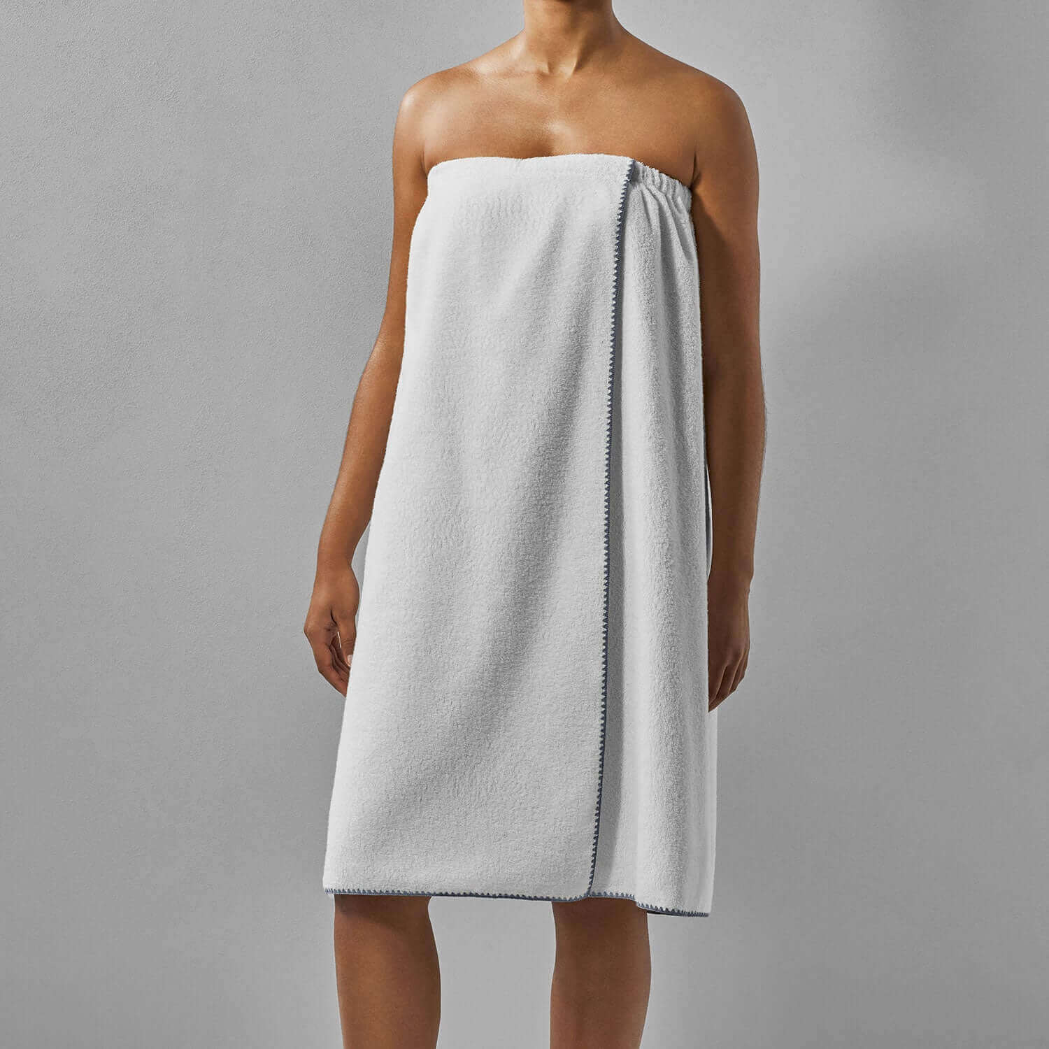 Unisex lightweight Bordado Body Wrap in white, perfect for spa rituals and comfort, featuring adjustable fit.
