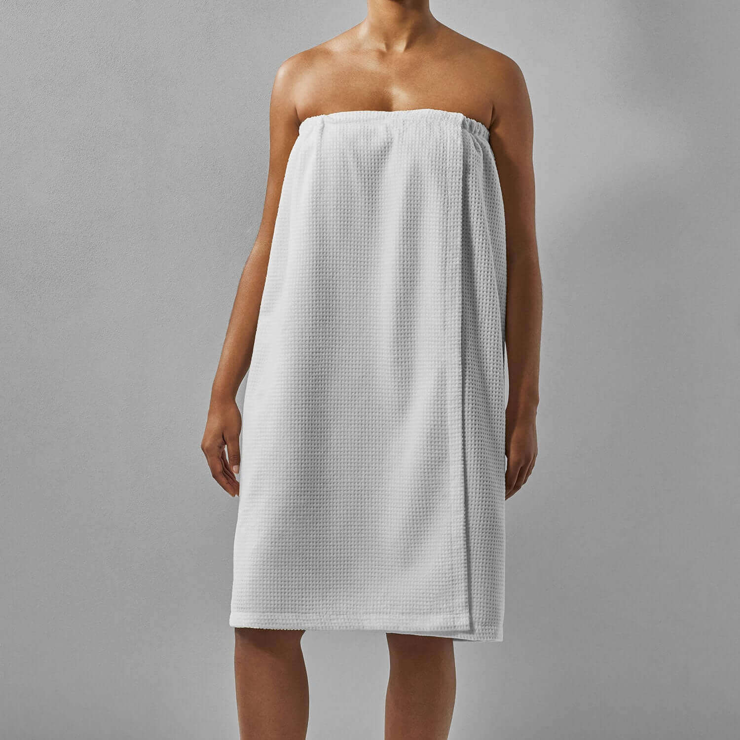 Lightweight velour body wrap for men and women, adjustable fit for spa-at-home comfort and morning rituals.