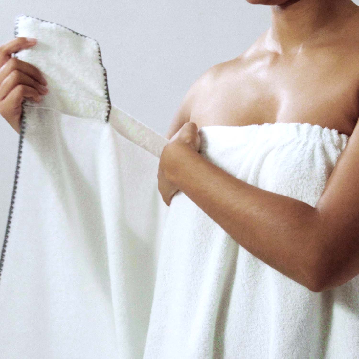 Lightweight Bordado Body Wrap in use, showcasing adjustable design for unisex comfort and ease of movement.