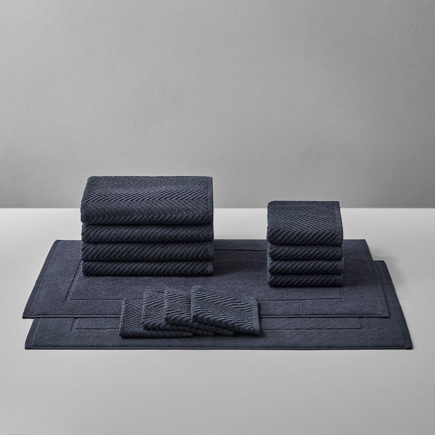 Treatment Bath Bundle Slate: navy towels and mats, combining warm tones with soft textures for ultimate relaxation.
